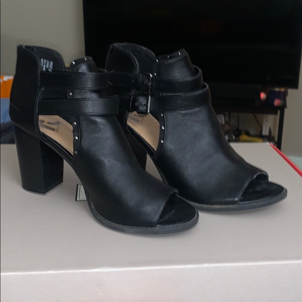Size 8.5 women’s shoes